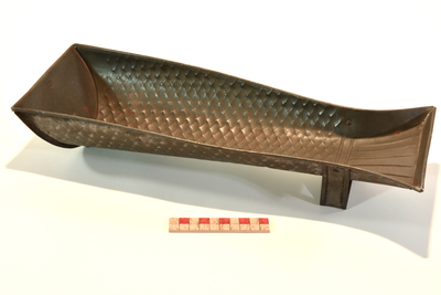 878229 Afbeelding van een vorm voor moscovisch gebak in de vorm van vissenlijf, gebruikt in banketbakkerij Keers aan ...